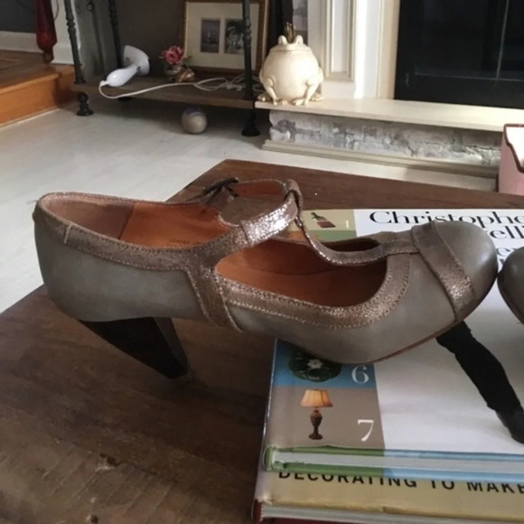 Steve Madden Metallic Trim T-strap, Vintagey - Picture 4 of 6